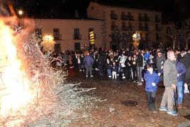 Tradicional hoguera de San Sebastián anoche a las puertas de la Catedral de Santa María