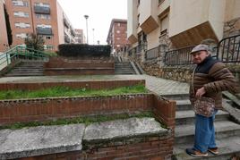 Un vecino pasea por uno de los lugares de descanso y jardines del barrio. FOTOS: ALMEIDA.