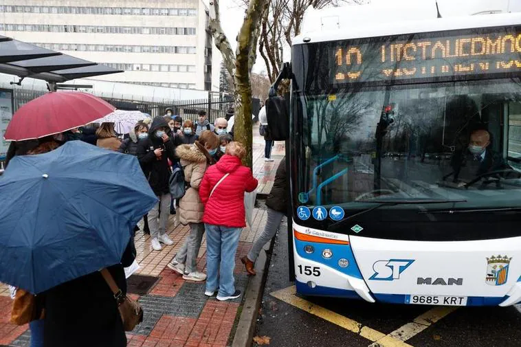 El autobús sigue sin llegar a cifras precovid pese a recuperar viajeros
