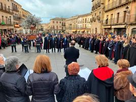 La Corporación municipal, mayordomos, cofrades y mirobrigenses durante la interpretación del “Himno de Ciudad Rodrigo” por la Coral “Dámaso Ledesma” en la Plaza Mayor. CASAMAR