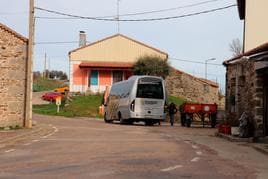 Vista del autobús escolar en Monleón