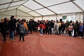 Cerca de ciento cincuenta personas participaron en el concurso de lanzamiento de boina. EÑE