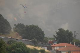 Trabajos de extinción del incendio de Monsagro durante el mes de julio del pasado año en las cercanías de la localidad que le dio nombre. CASAMAR