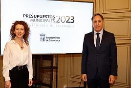 La primera teniente de alcalde, Ana Suárez junto a Carlos García Carbayo.