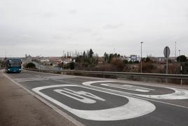 Rotonda del E.Leclerc y al fondo el perfil de la ciudad de Salamanca.