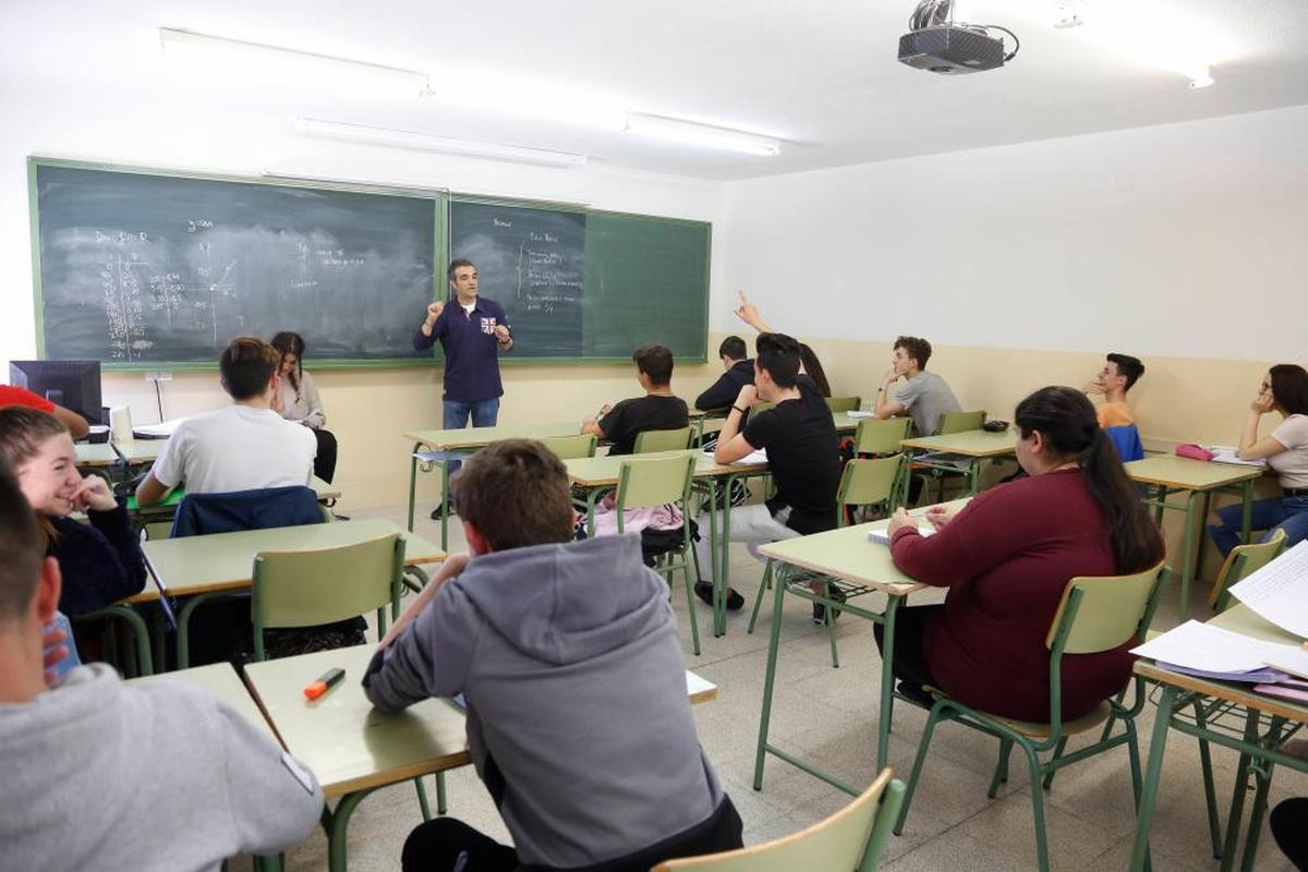 Un profesor imparte clase en un colegio de Secundaria.