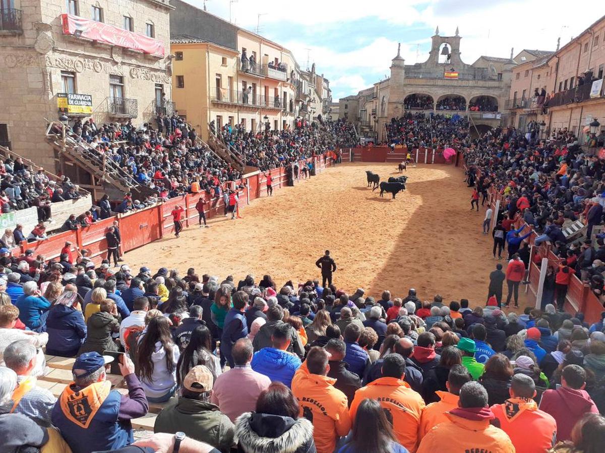 La Plaza Mayor de Ciudad Rodrigo totalmente llena durante la última y excepcional jornada del Miércoles de Ceniza del pasado Carnaval. CASAMAR