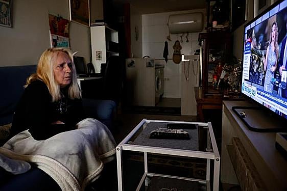 María del Pilar Blanco ve la televisión en casa arropada entre las mantas. ALMEIDA