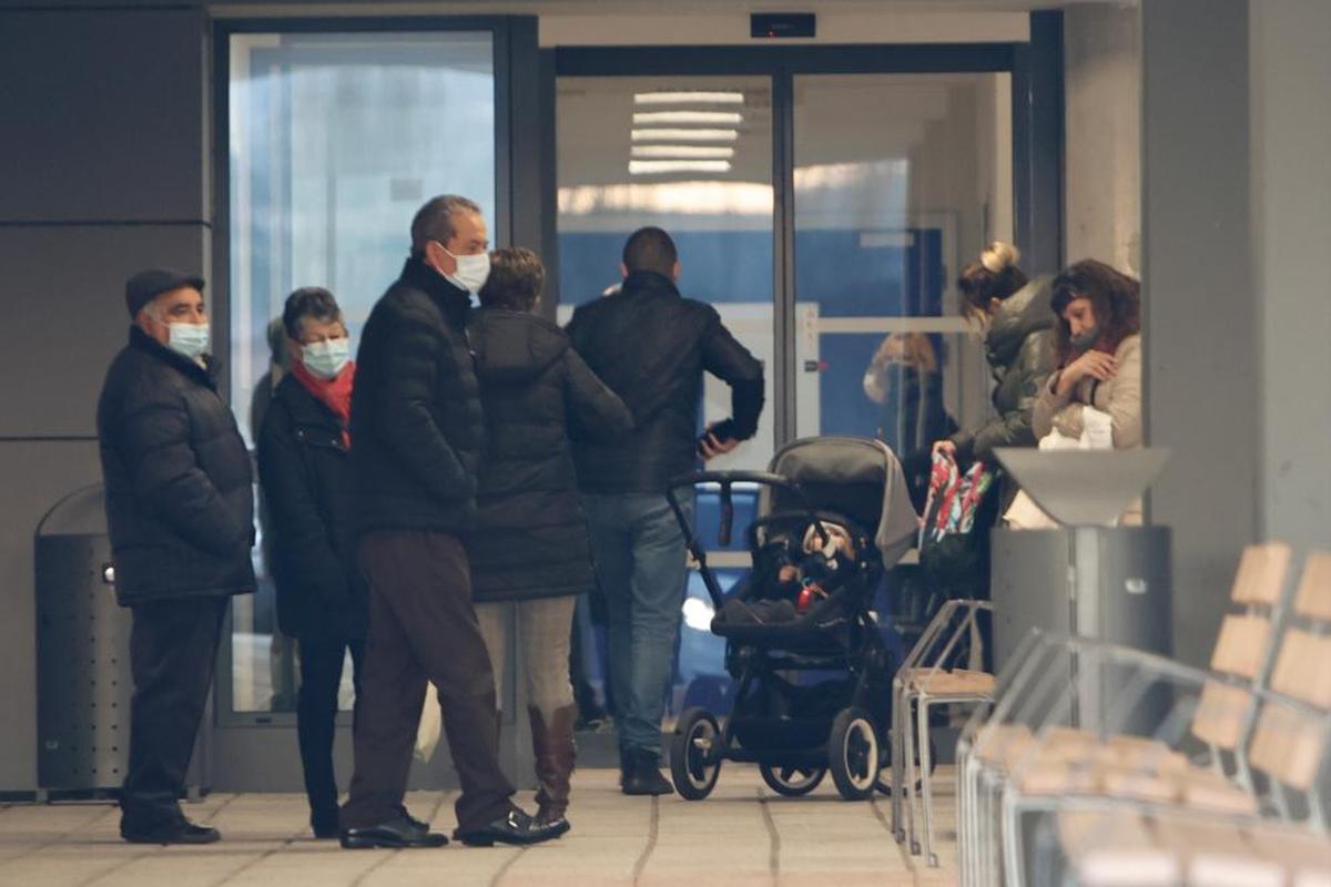 Un paciente y su acompañante saliendo este miércoles de las Urgencias del Hospital de Salamanca.