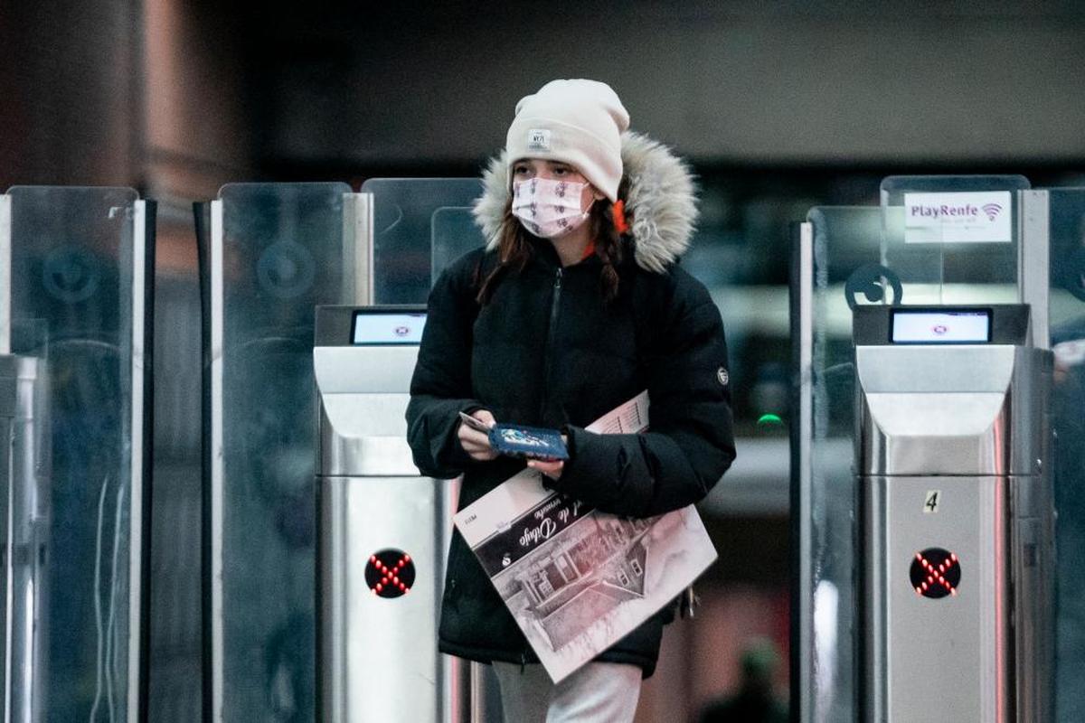 Una usuaria del Metro de Madrid accede con su mascarilla.