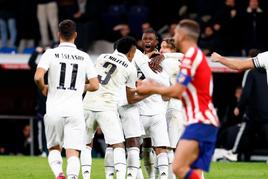 Los jugadores del Real Madrid celebran uno de sus goles