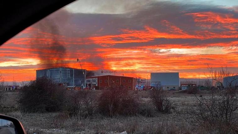 Un incendio consume la fábrica de Cascajares en la localidad palentina de Dueñas