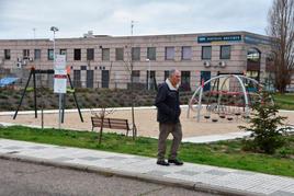 Un vecino pasea ante el parque que recibirá la denominación Ciudad Amiga de la Infancia