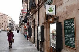 Vitrinas en el exterior de un establecimiento de la calle Rúa Mayor, que estarán prohibidas.