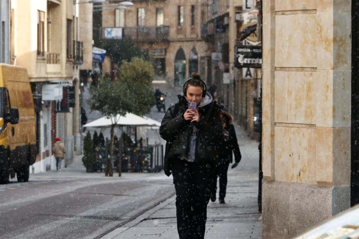 La nieve ha caído tímidamente este viernes en Salamanca