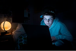 Joven frente a un ordenador.