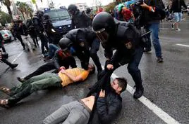 Varios policías arrastran a manifestantes en la jornada del 1-0