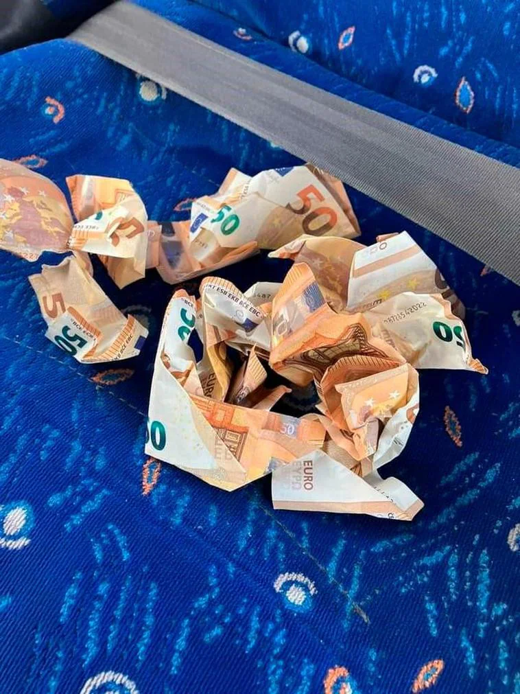 La autovía de Marbella se llena de billetes de 50 euros y conductores se bajan a recogerlos