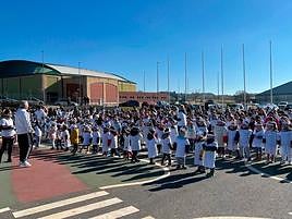 Los niños de Carbajosa festejando el Día de la Paz