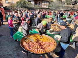 La paella se repartió en el coso de la plaza de toros de Valero