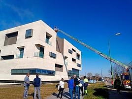 Los bomberos trabajando en la azotea del edificio M3 del Parque Científico.