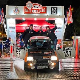 Los pilotos del equipo salmantino Resotel Ernesto Hernández y Fernando Zapatero en la llegada.