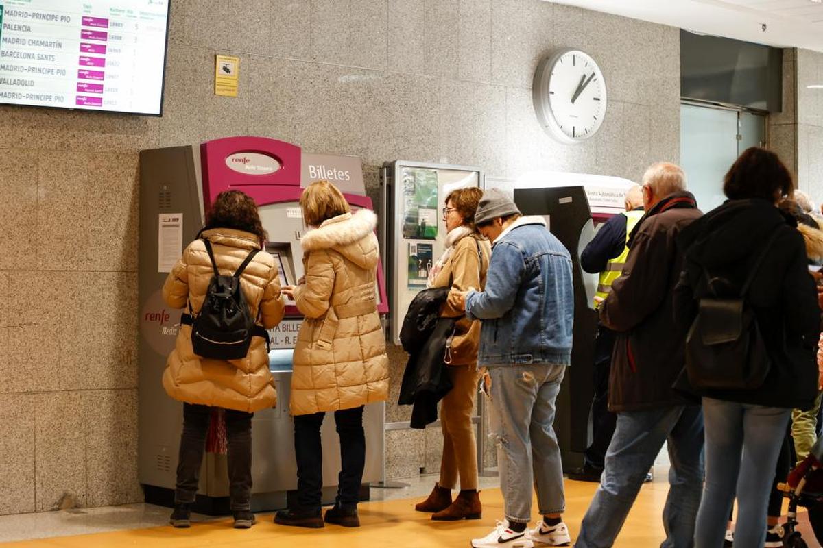 Dos usuarias formalizan su billete en las máquinas autoventa de Renfe.