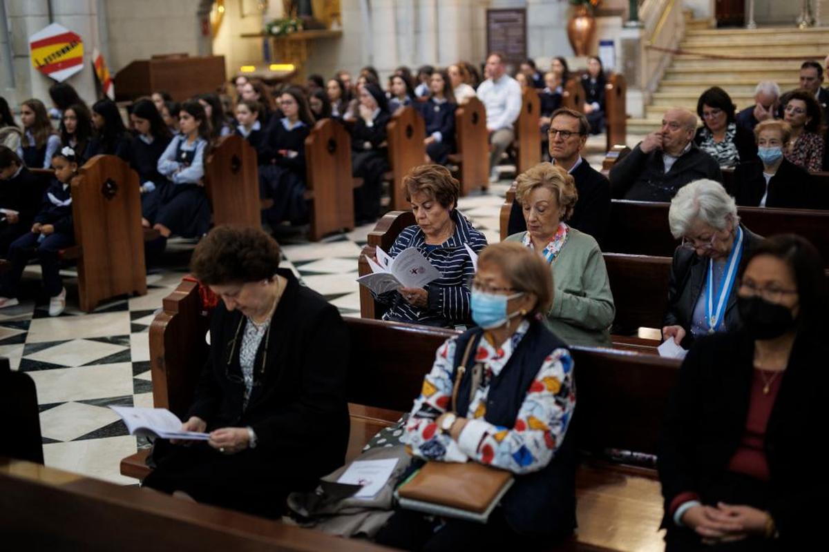 Feligreses en una misa en la Catedral de La Almudena