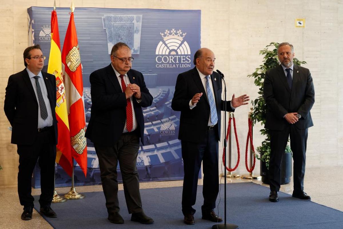 El consejero de Sanidad, Alejandro Vázquez, junto al presidente del Consejo Autonómico de Colegios Oficiales de Castilla y León, José Luis Díaz Villarig