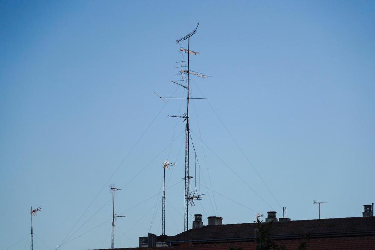 Antenas de telefonía y televisión.