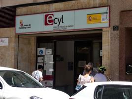 Varias personas esperando a la puerta de una oficina del Ecyl