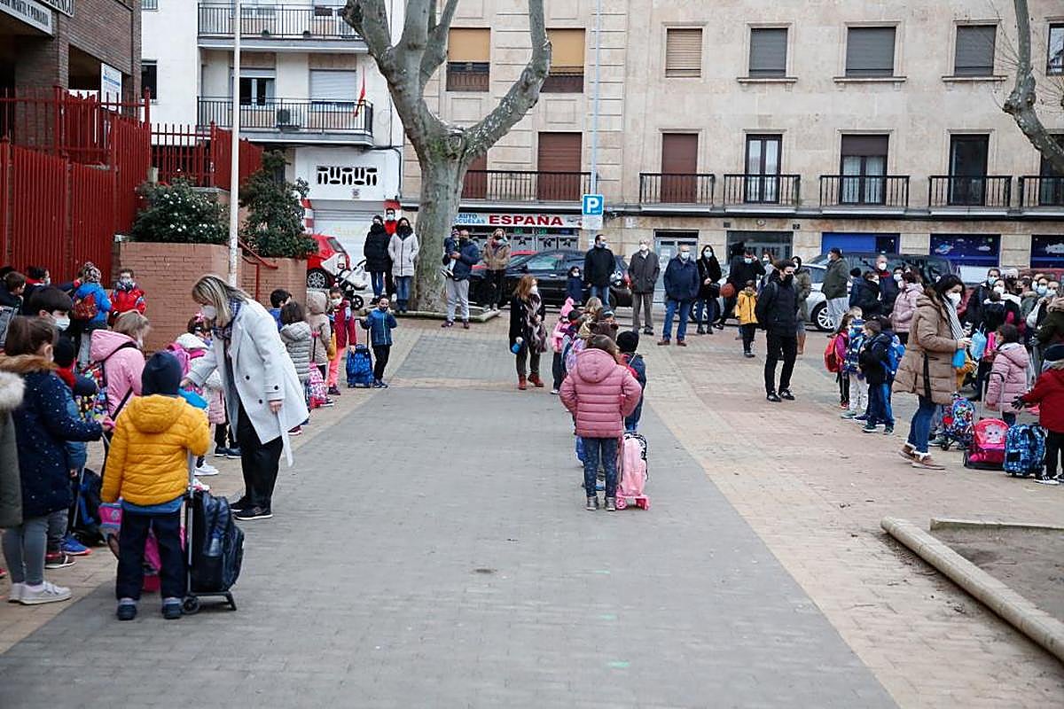 Un grupo de niños a la puerta del colegio Rufino Blanco