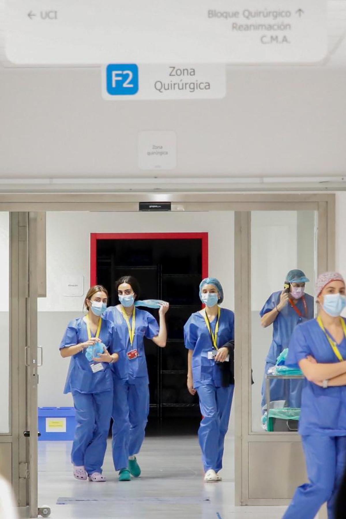 Personal sanitario, en el área quirúrgica del Hospital de Salamanca. ALMEIDA