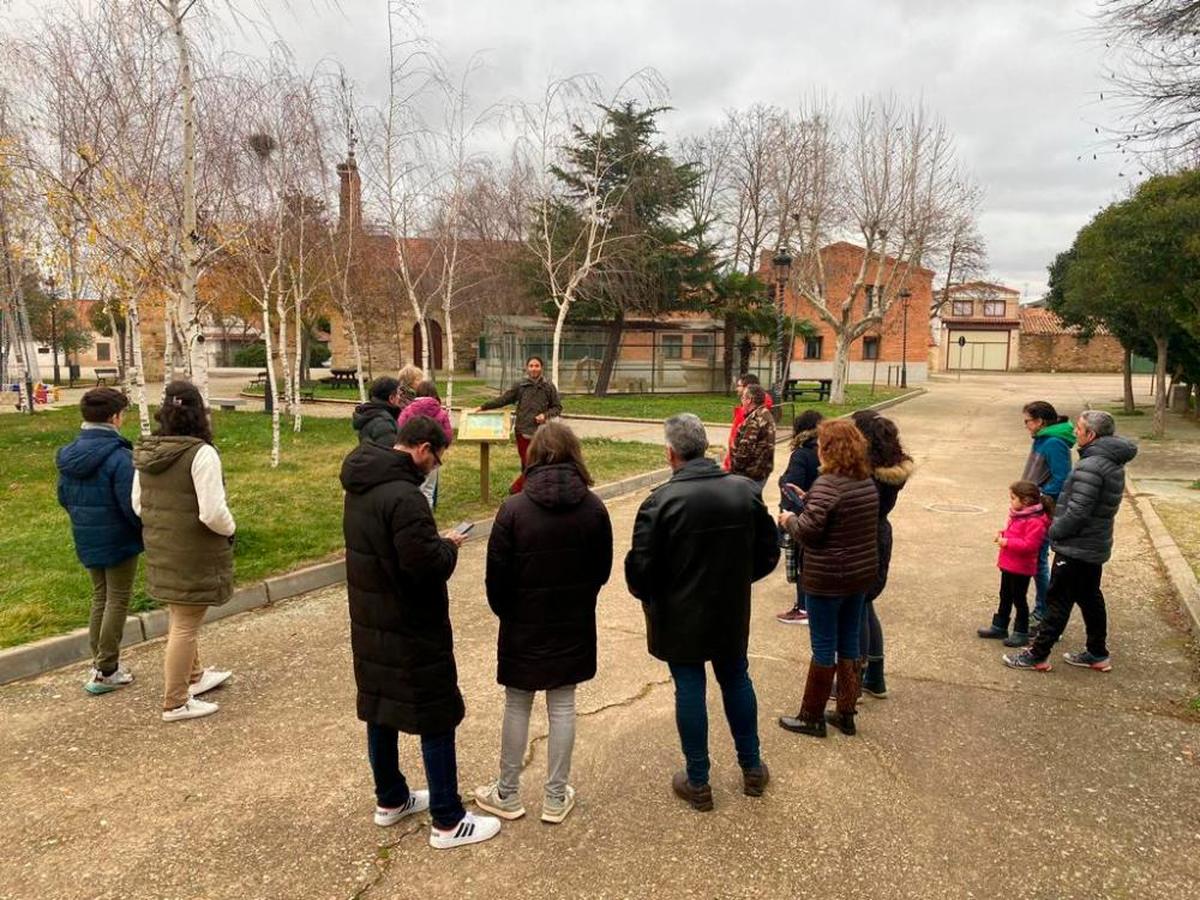 Un grupo de participantes en la ruta natural de Miranda de Azán” junto al guía que explicó el trazado y sus recursos