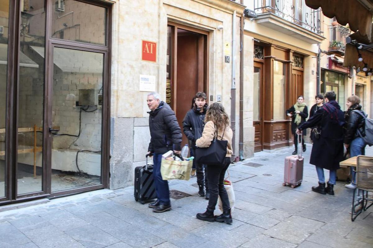 Un grupo de turistas abandonando uno de los apartamentos turísticos del centro de la ciudad