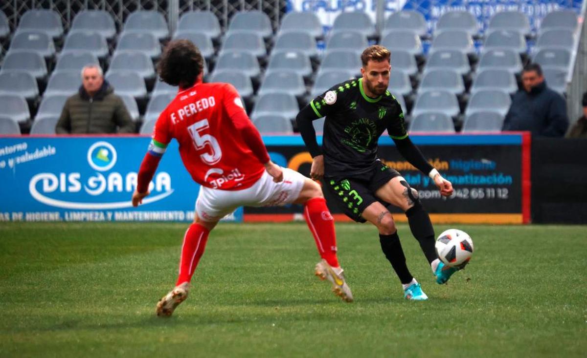 Flórez pasa un balón ante el Laredo