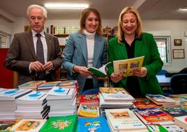 La consejera de Educación, Rocío Lucas (centro), en una visita a un colegio de Soria