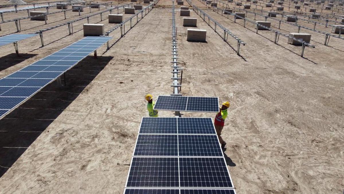 Operarios colocan placas solares en el proyecto de planta fotovoltaica de Iberdrola en Villarino de los Aires