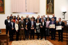 Los ganadores de la 4ª edición de los ‘Blogs de Oro Jurídicos’, con el jurado y organizadores. MARÍA SERNA