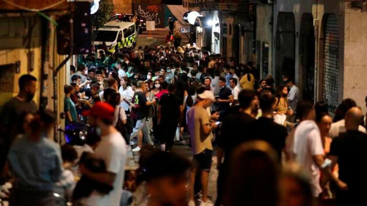 Jóvenes en la calle Varillas durante una madrugada