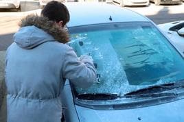 Un usuario raspando el hielo de su luna.