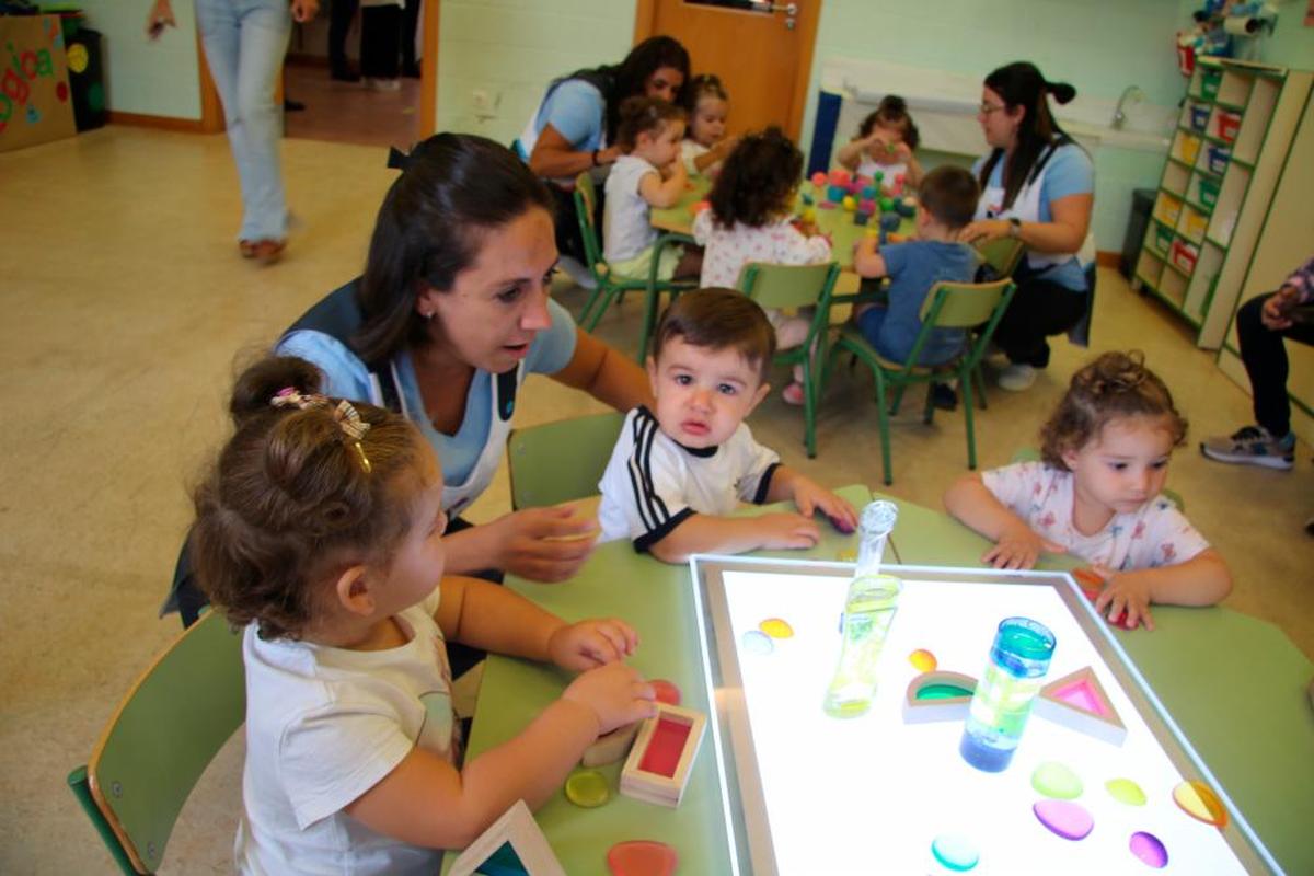 Una maestra con niños de un aula de primer ciclo de Educación Infantil. ARCHIVO