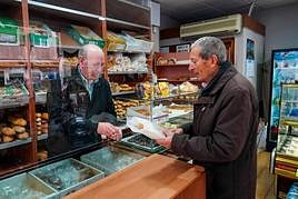 Un salmantino compra de pan en una tienda de la ciudad