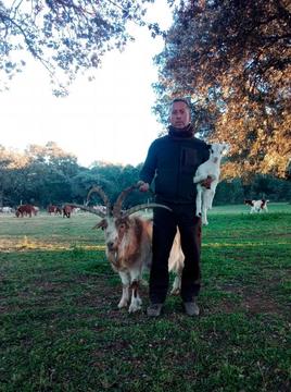 José, con el chivo “Perico” y su pequeña “Blanca”.