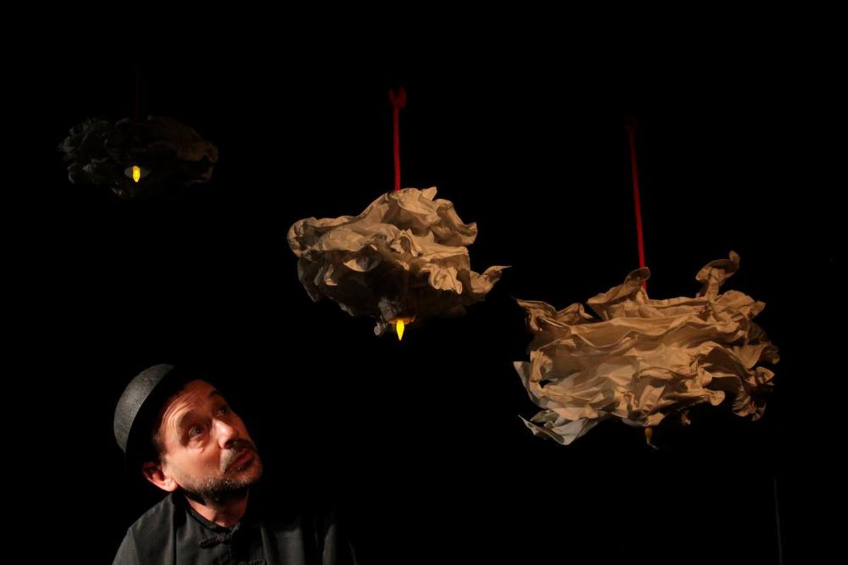 Jaime Santos, de ‘La Chana Teatro’, interpretando su obra ‘Blancanieves’