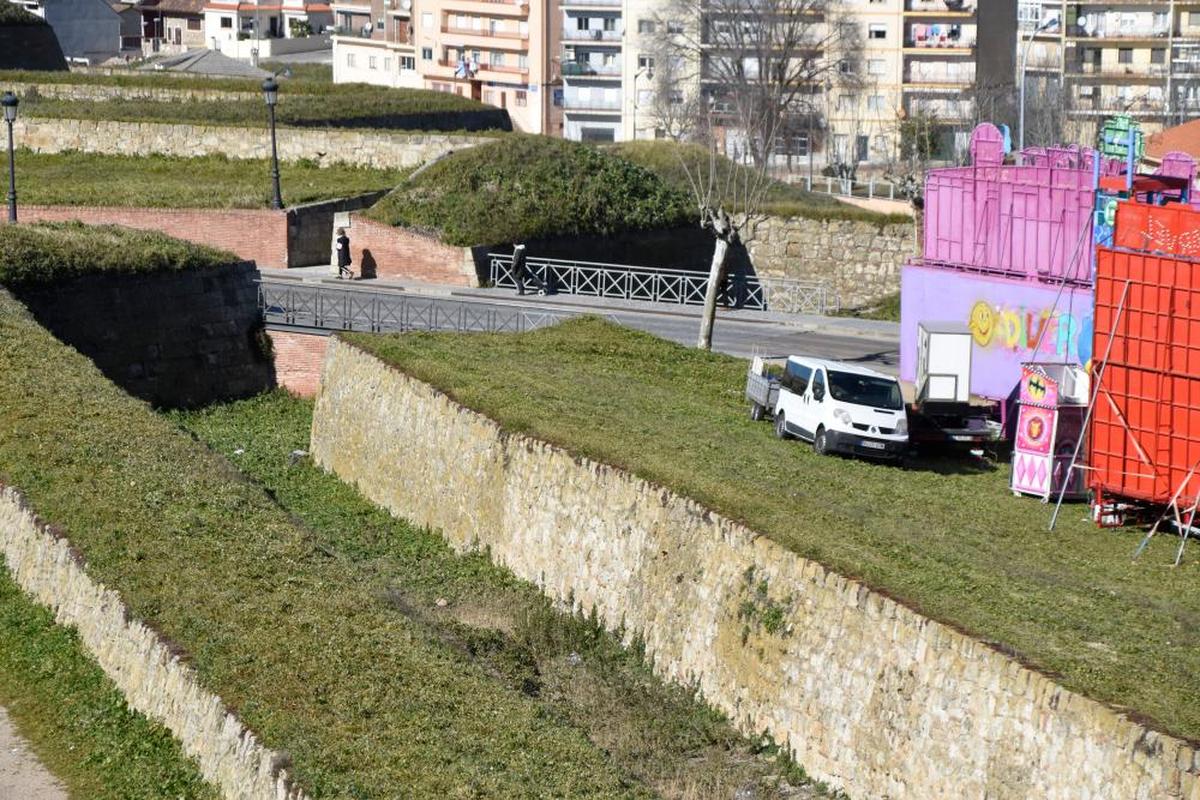 Fosos y contrafosos de la Muralla en las proximidades del recinto ferial para el Carnaval del Toro.