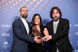 Fran Araujo, guionista y cineasta, recibiendo el Premio Goya junto a sus compañeros