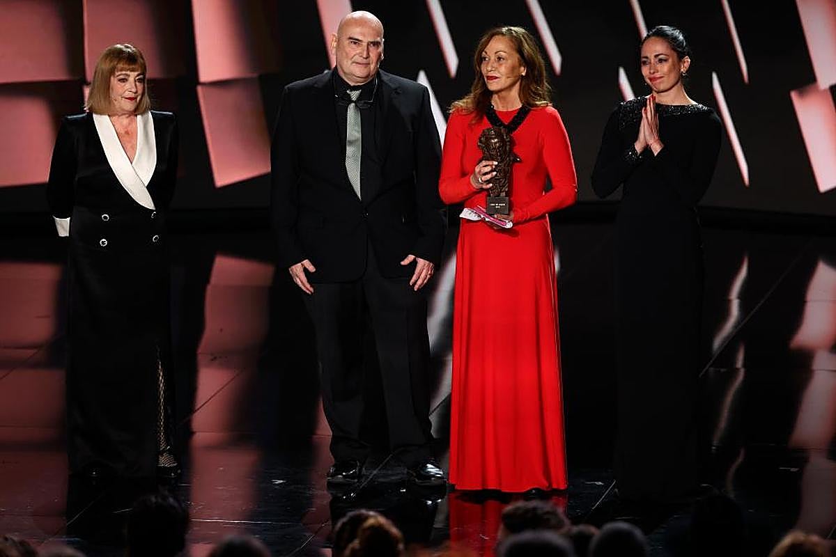 Carmen Maura y la familia de Carlos Saura, en la entrega de los Goya