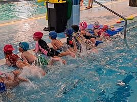 Una de las instalaciones de piscinas climatizadas de Salamanca con niños en clase