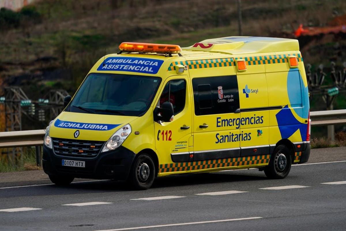 Una ambulancia de Sacyl trasladándose por la autovía.